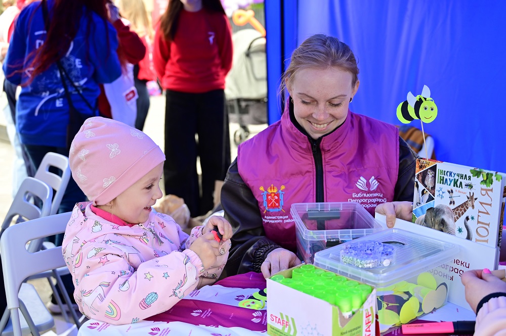 Фестиваль собрал жителей Петроградской стороны на набережной реки Карповки