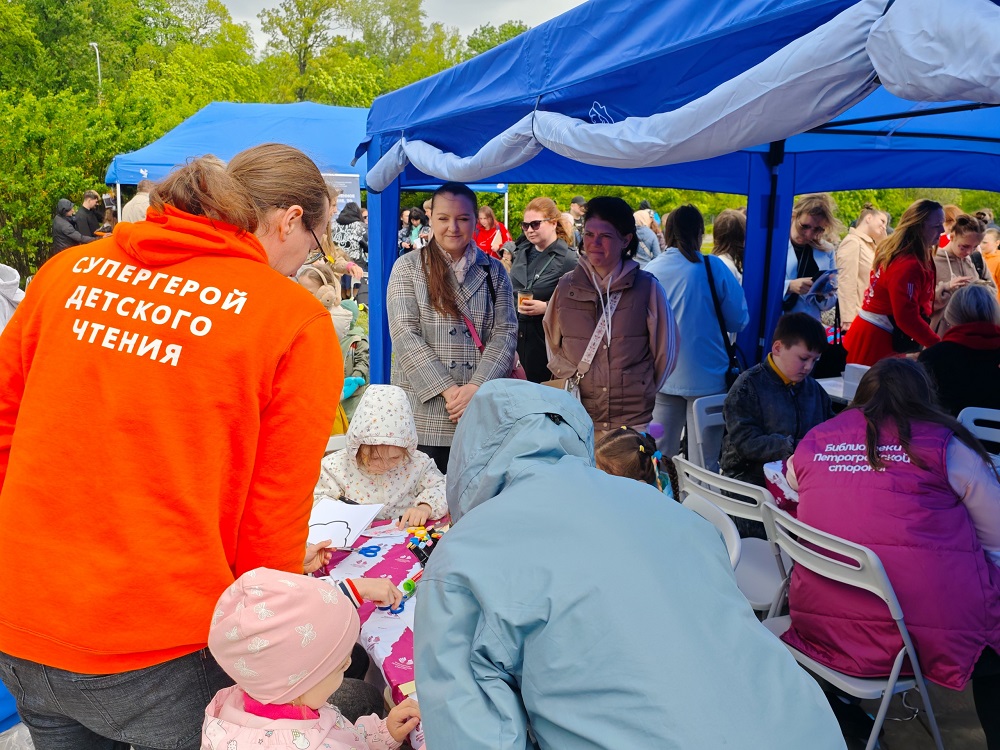 Фестиваль собрал жителей Петроградской стороны на набережной реки Карповки