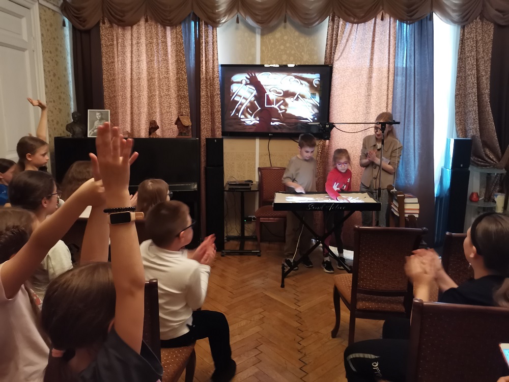 Лето в Юношеской библиотеке имени А.П. Гайдара началось с творчества