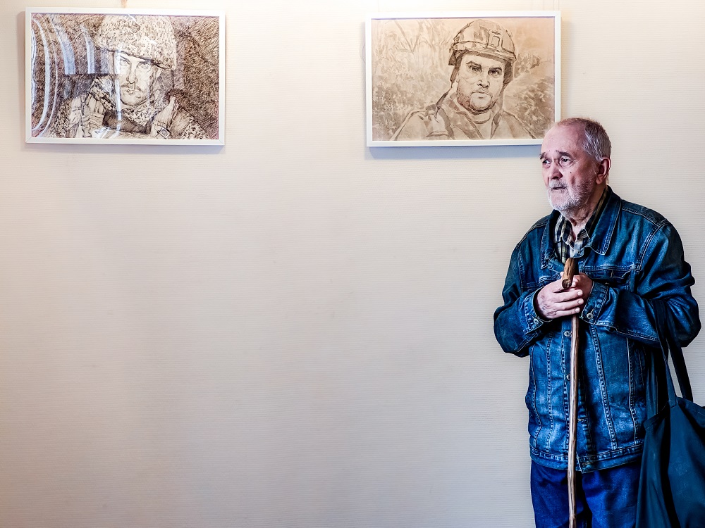 В библиотеке открылась выставка фронтовой живописи художников Ксении Чжу-Галкиной и Чжу Лэя «Под СВОдами войны»