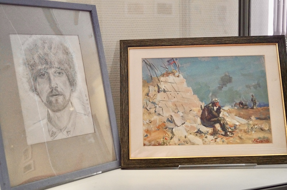 В библиотеке открылась выставка фронтовой живописи художников Ксении Чжу-Галкиной и Чжу Лэя «Под СВОдами войны»