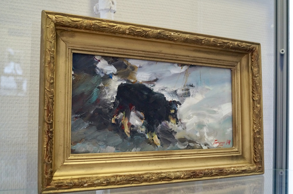 В библиотеке открылась выставка фронтовой живописи художников Ксении Чжу-Галкиной и Чжу Лэя «Под СВОдами войны»