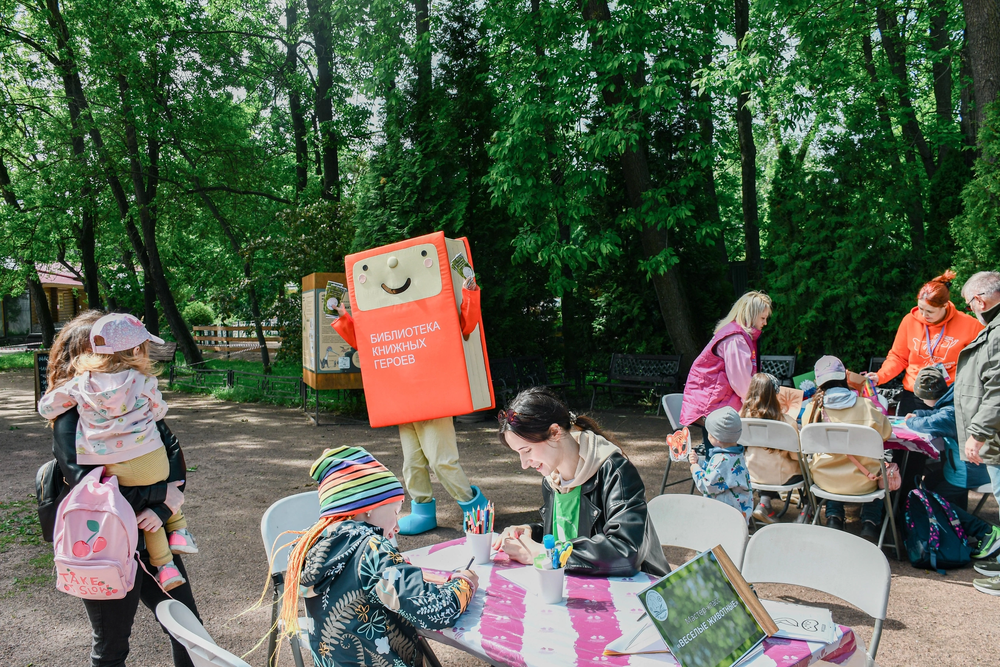 Новый сезон Летнего читального зала стартовал в Ленинградском зоопарке