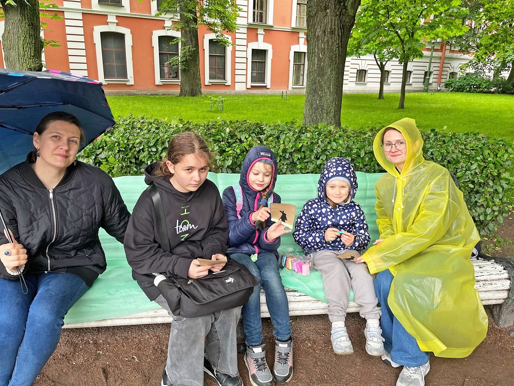 С книгой по городу