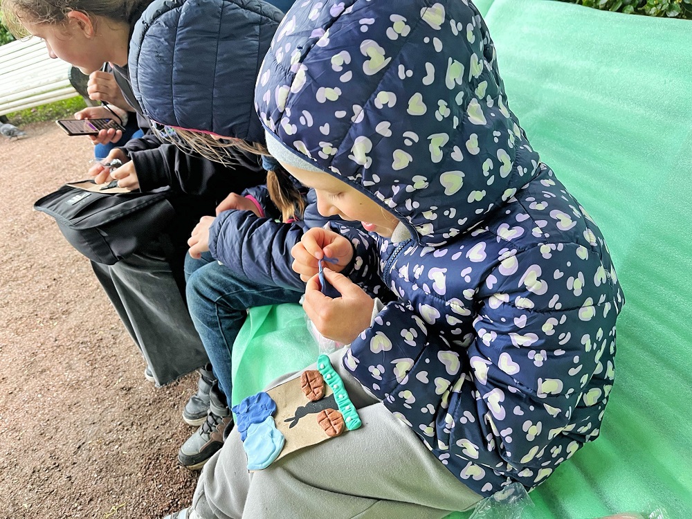 С книгой по городу