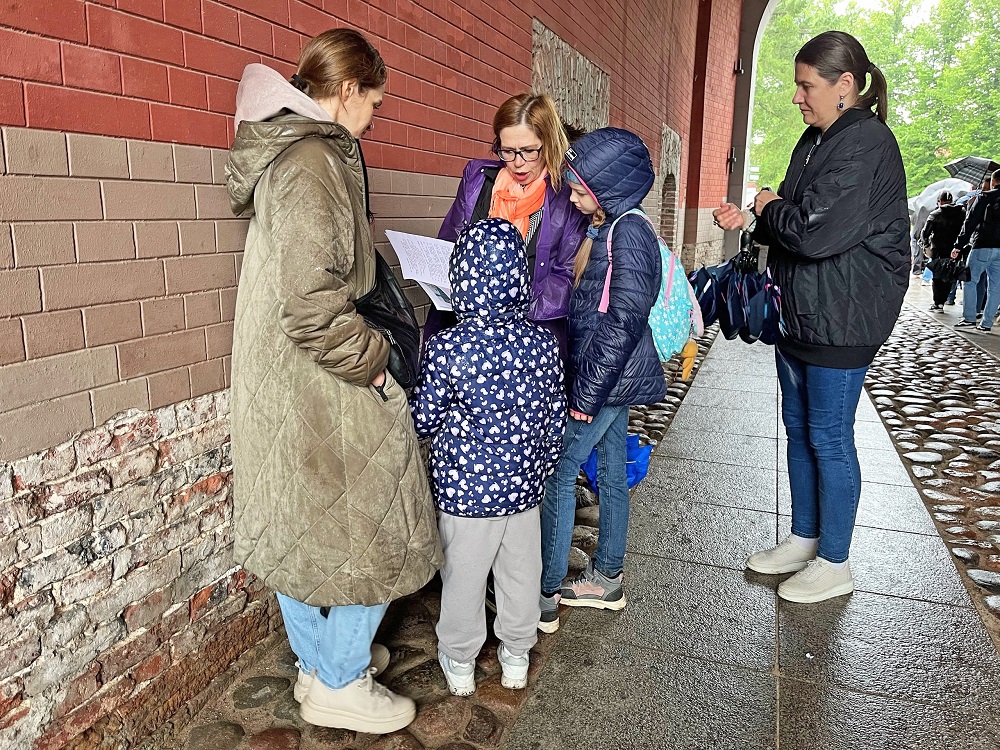 С книгой по городу