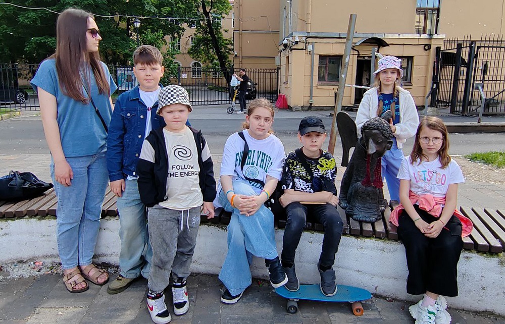 С книгой по городу