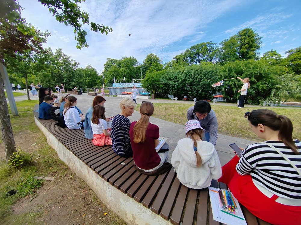 С книгой по городу