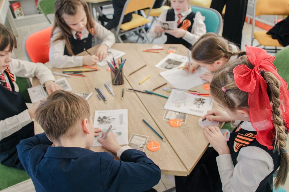 Школьники рисуют послание