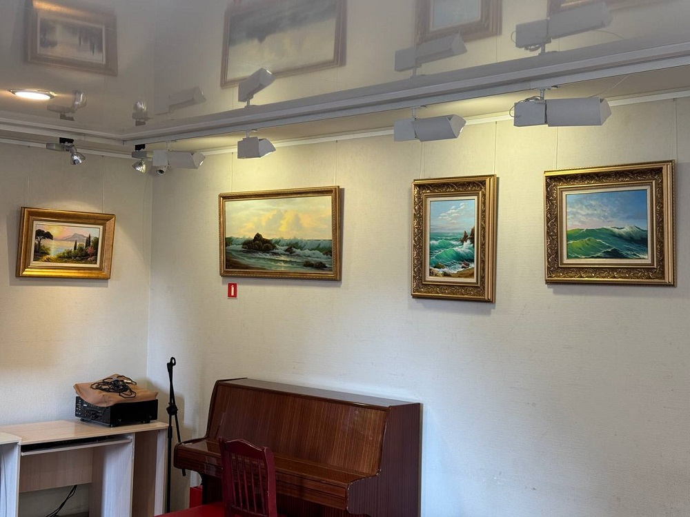 Общее фото зала с картинами