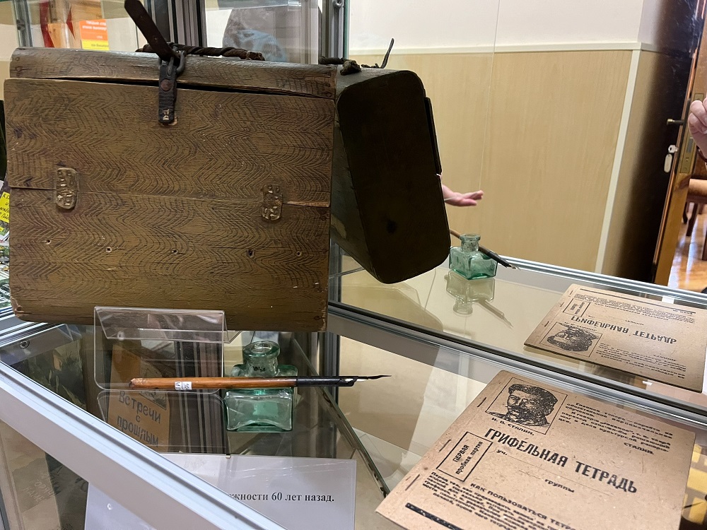 Выставка редких школьных принадлежностей