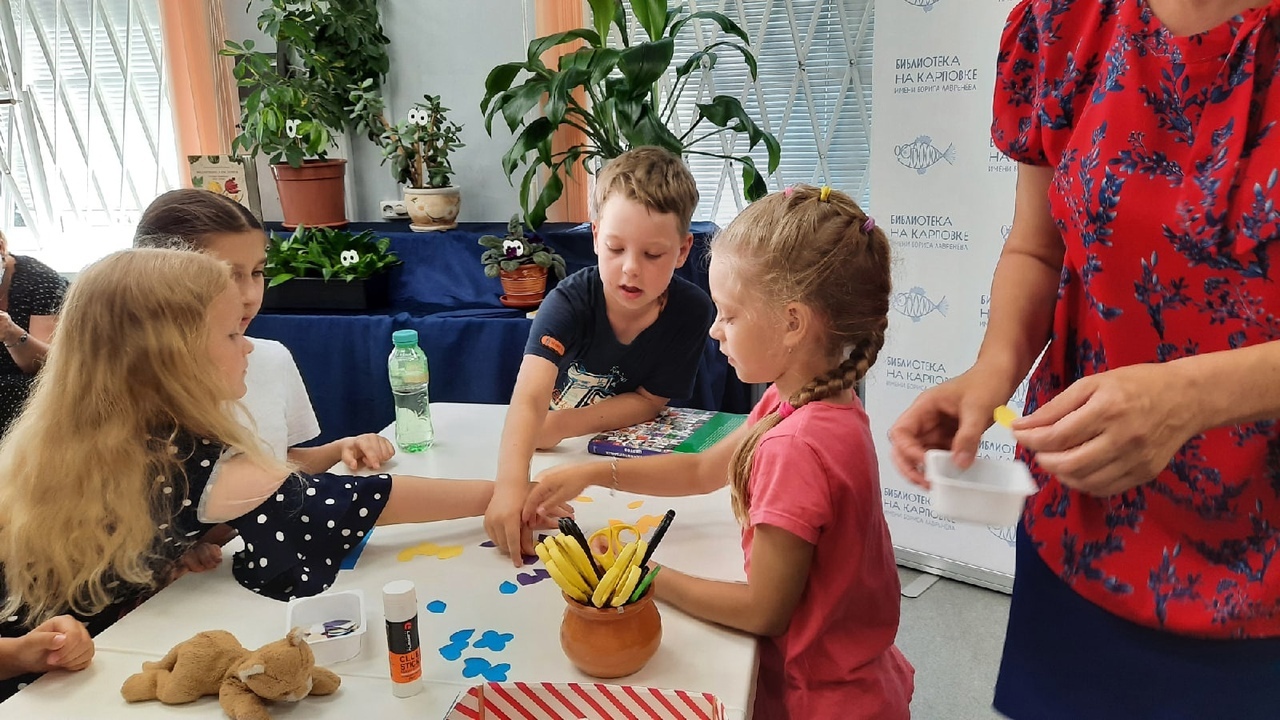 26 июня в библиотеке им. Б. Лавренева (набережная реки Карповки, д.28) прошло интерактивное занятие «Вокруг света с комнатными растениями» в рамках экологического проекта «Зеленая школа».