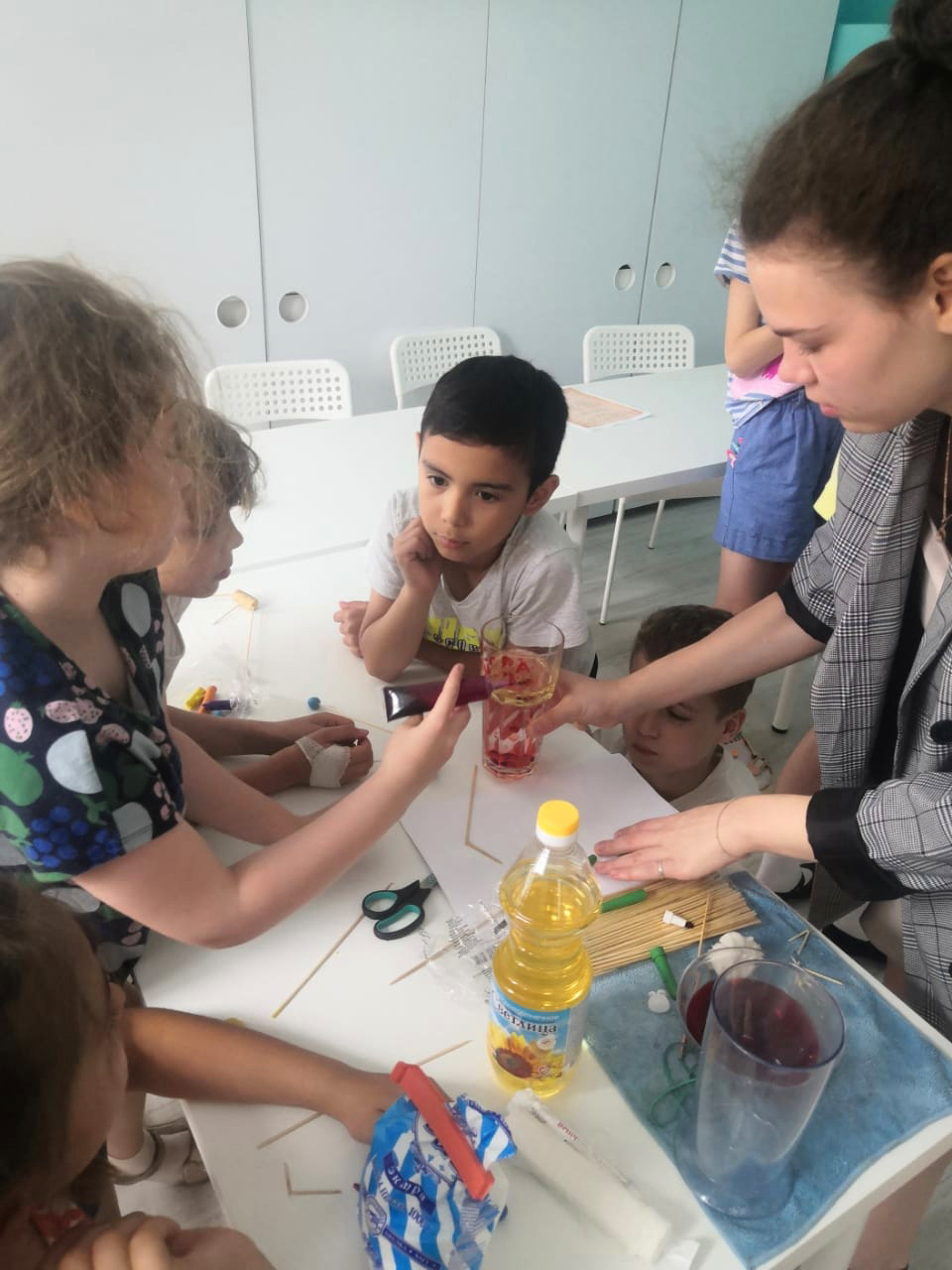 Книжные эксперты Центральной районной библиотеки имени А.С. Пушкина провели для детей летнего лагеря «Mary Jane» мастер-класс «Зеркало эмоций» по актерскому мастерству, на котором удалось узнать об одной из самых творческих профессий – актер.