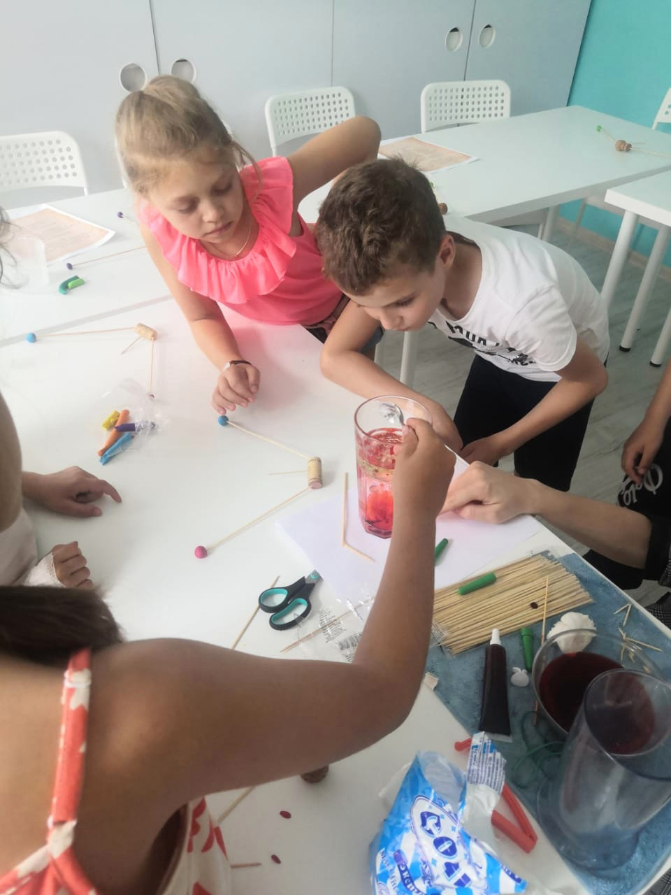 Книжные эксперты Центральной районной библиотеки имени А.С. Пушкина провели для детей летнего лагеря «Mary Jane» мастер-класс «Зеркало эмоций» по актерскому мастерству, на котором удалось узнать об одной из самых творческих профессий – актер.