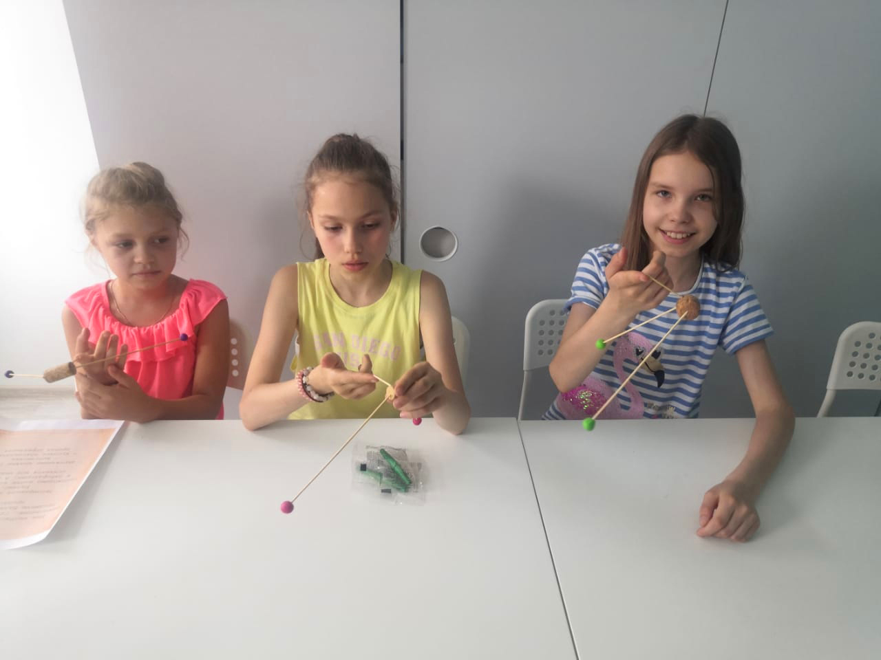 Книжные эксперты Центральной районной библиотеки имени А.С. Пушкина провели для детей летнего лагеря «Mary Jane» мастер-класс «Зеркало эмоций» по актерскому мастерству, на котором удалось узнать об одной из самых творческих профессий – актер.